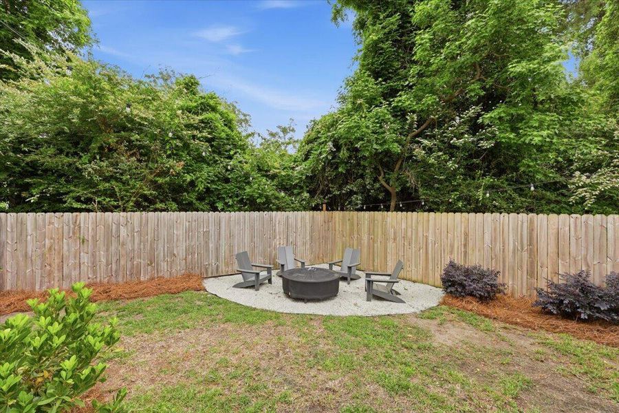 Exterior details and patio area of a home in , Charleston (Image 4).