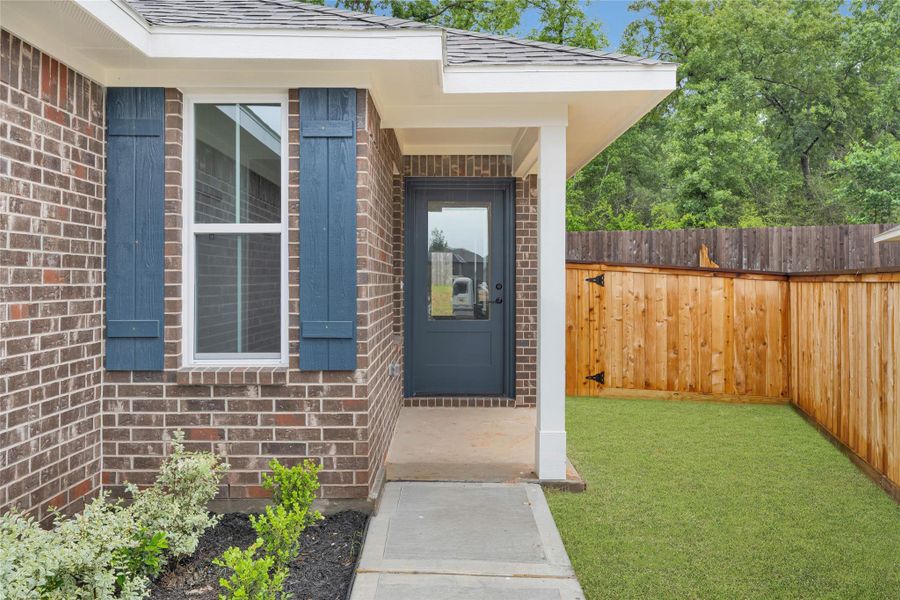 Exterior details and patio area of a home in Stonebrooke, Conroe (Image 18).