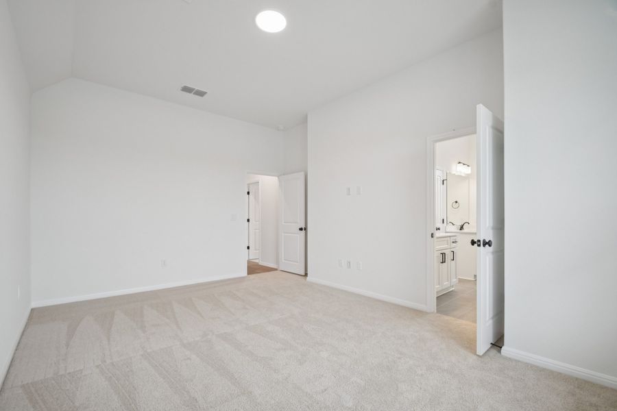 Spacious, unfurnished interior of a new home in Porter Country, Buda (Image 13).