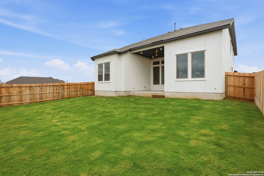 Exterior details and patio area of a home in Haby Hill 50s, San Antonio (Image 22).