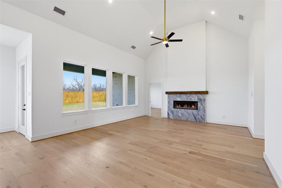 Spacious, unfurnished interior of a new home in , Sherman (Image 27).