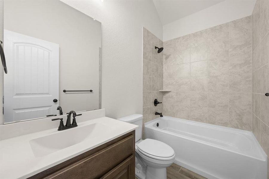 12_387 Paddle Boat- Bathroom-1