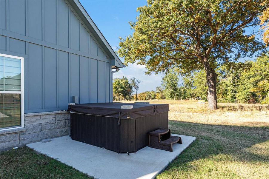 Exterior details and patio area of a home in , Mabank (Image 4).
