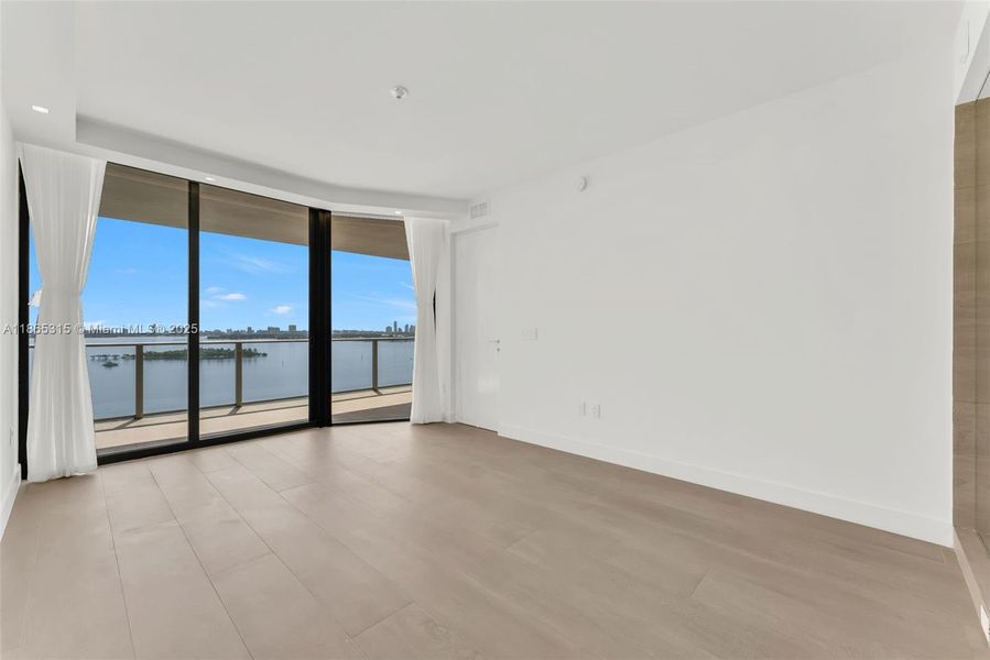 Spacious, unfurnished interior of a new home in Aria Reserve, Miami (Image 34). Spacious, unfurnished interior of a new home in Aria Reserve, Miami (Image 34).