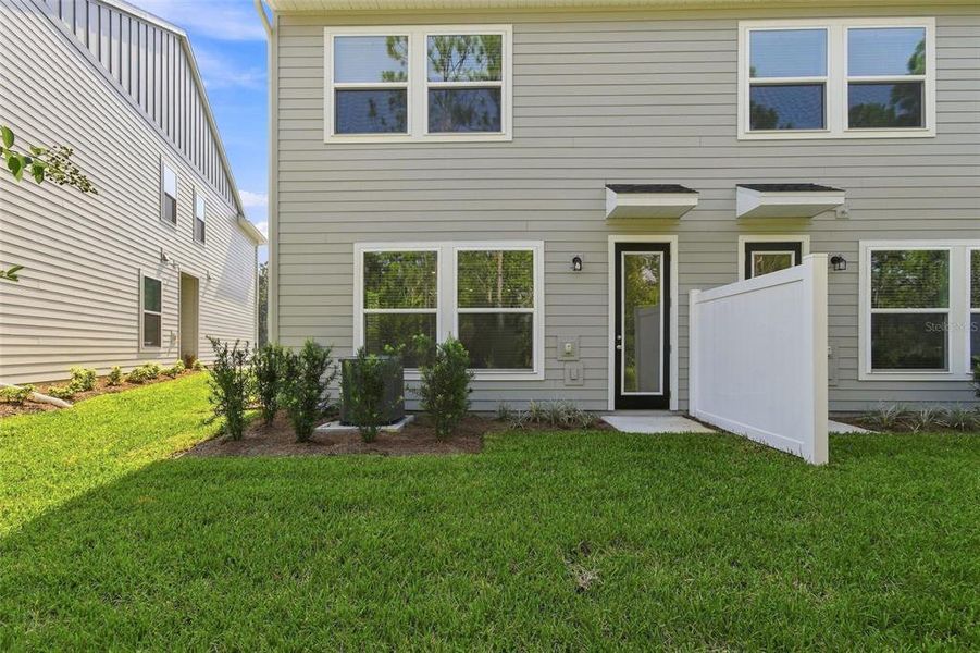 Exterior details and patio area of a home in , Daytona Beach (Image 3).