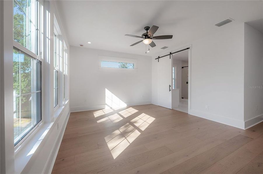 Spacious, unfurnished interior of a new home in , Tampa (Image 51).