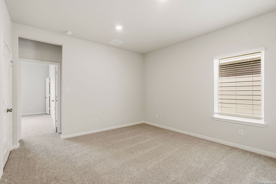 Spacious, unfurnished interior of a new home in Melissa Ranch, San Antonio (Image 25).