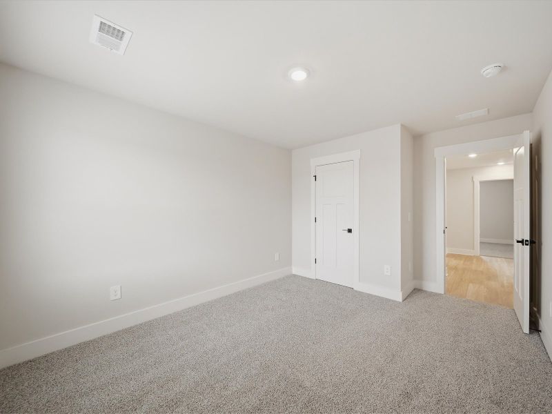 Spacious, unfurnished interior of a new home in Ashby Woods, Boiling Springs (Image 15).