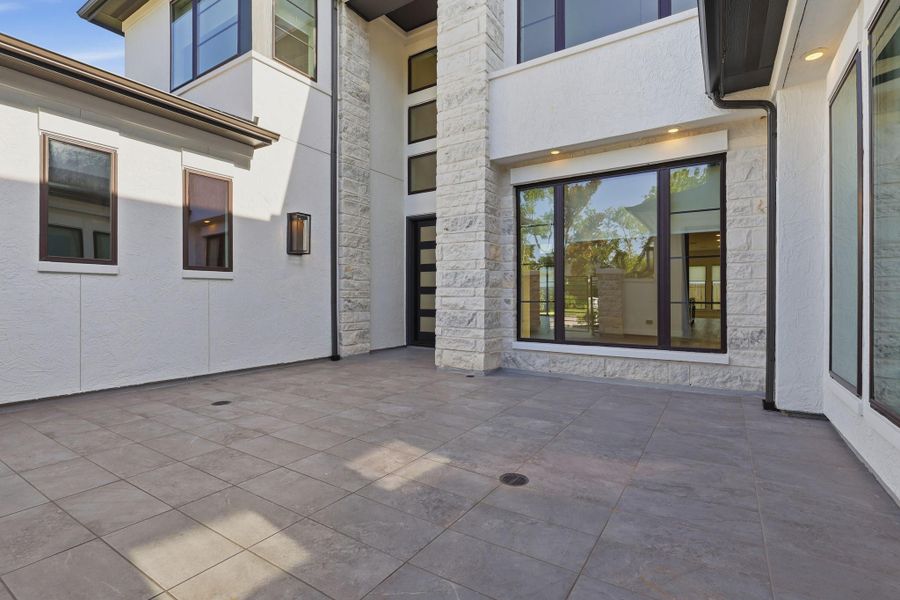Exterior details and patio area of a home in Sienna, Missouri City (Image 25).