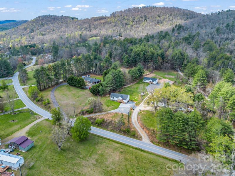 Natural landscape and outdoor views near in Hendersonville (Image 34). Natural landscape and outdoor views near in Hendersonville (Image 34).