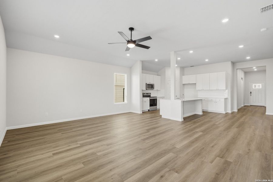 Spacious, unfurnished interior of a new home in Cinco Lakes, San Antonio (Image 27).