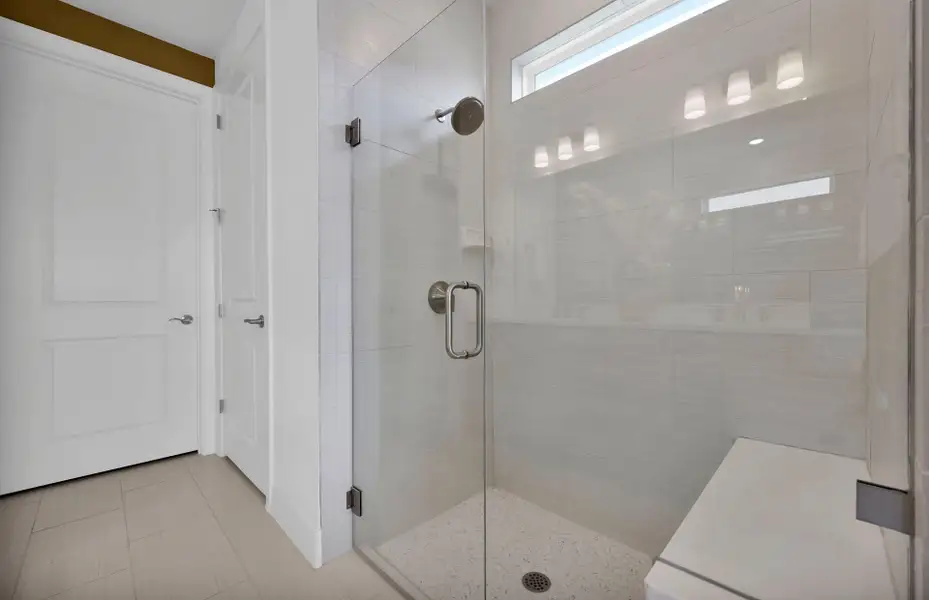 Representative interior finishes for a home built from the Contour by Pulte Homes in Seminole Palms, Palm Coast (Image 21).