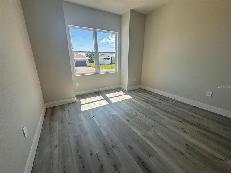 Spacious, unfurnished interior of a new home in , Port Charlotte (Image 6).