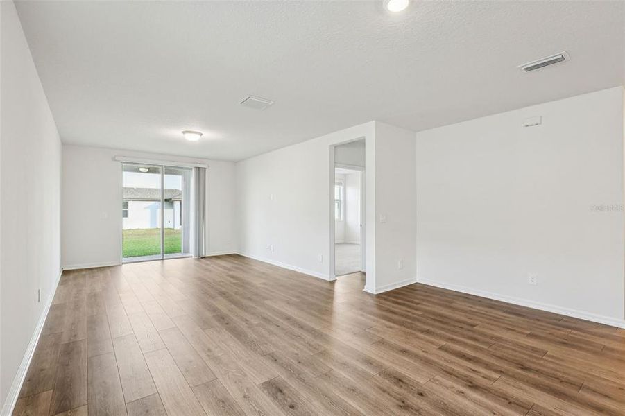 Spacious, unfurnished interior of a new home in The Reserve at Twin Lakes, St. Cloud (Image 16).