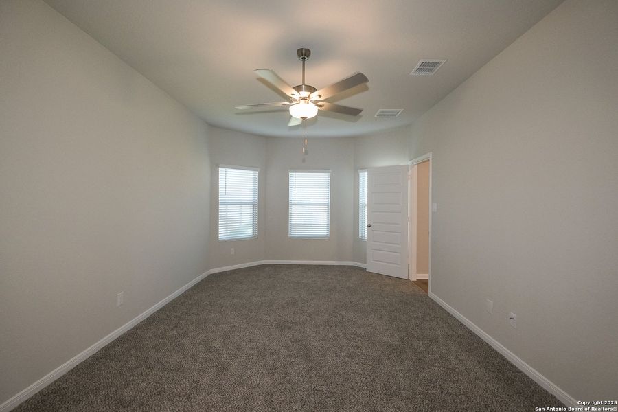 Spacious, unfurnished interior of a new home in Paloma Park, Converse (Image 30).