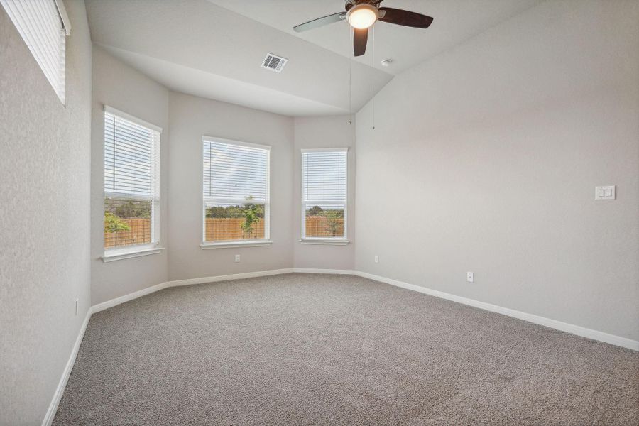 Spacious, unfurnished interior of a new home in Kingdom Heights, Rosenberg (Image 38).