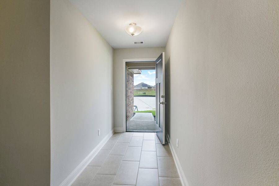 Spacious, unfurnished interior of a new home in Bayou Maison, Texas City (Image 11).