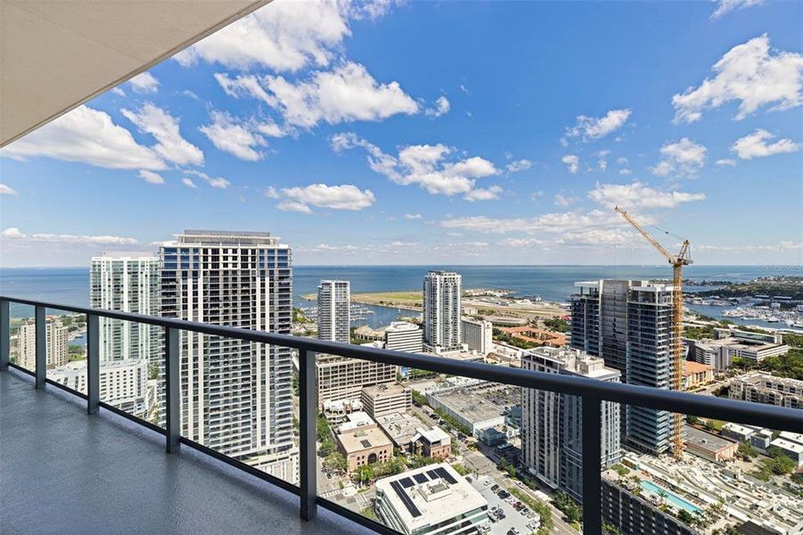 Condo located in St. Petersburg, FL showcasing its design and architecture (Image 37).