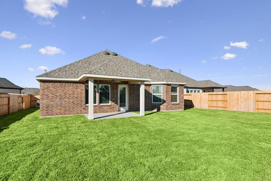 Exterior details and patio area of a home in Lago Mar, Santa Fe (Image 3).