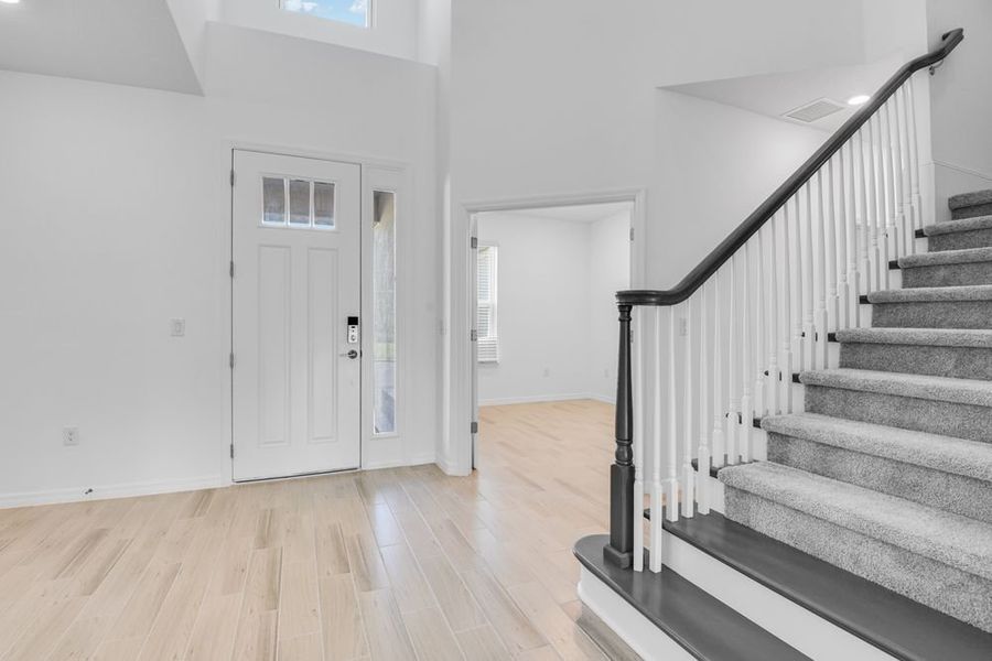 Spacious, unfurnished interior of a new home in Ardisia Park, New Smyrna Beach (Image 36).