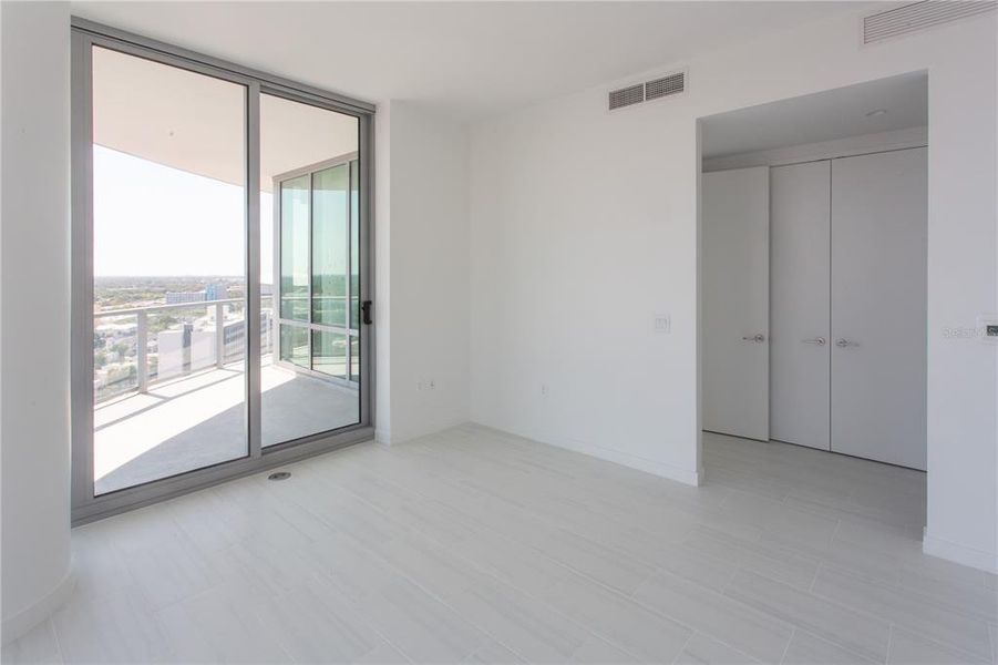 Spacious, unfurnished interior of a new home in , St. Petersburg (Image 12).