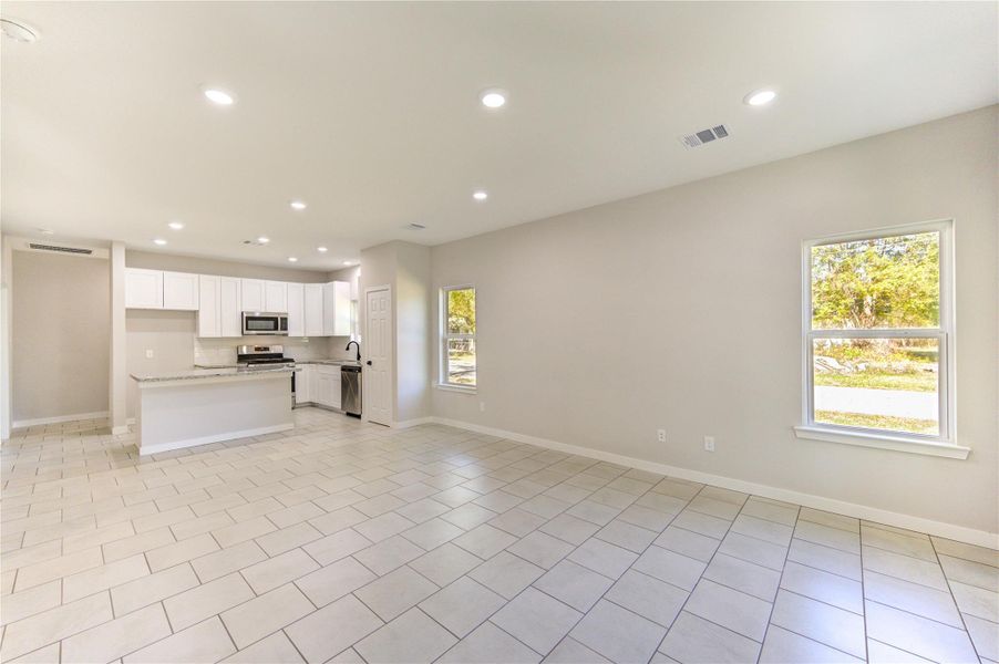 Spacious, unfurnished interior of a new home in , Navasota (Image 37).