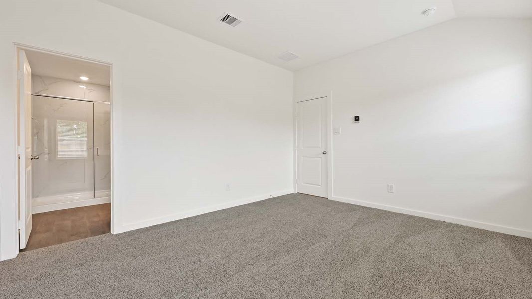 Spacious, unfurnished interior of a new home in Holly Ridge, Rosenberg (Image 25).