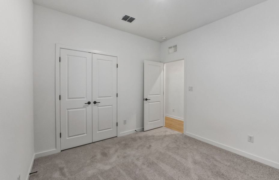 Spacious, unfurnished interior of a new home in Sunfield, Buda (Image 31).