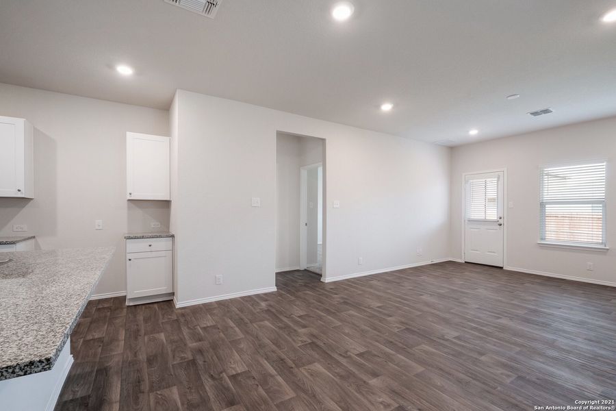 Spacious, unfurnished interior of a new home in Stonehill, San Antonio (Image 15).