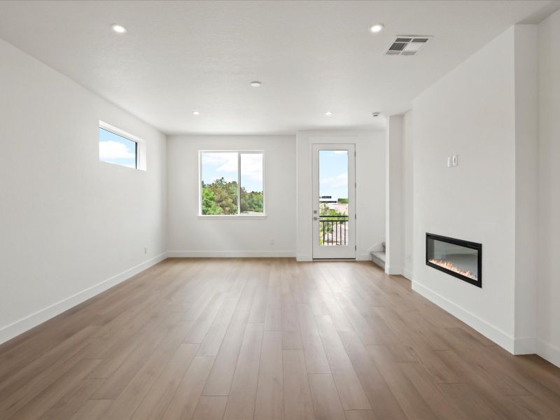 Spacious, unfurnished interior of a new home in Ascent at Inverness, Englewood (Image 17).