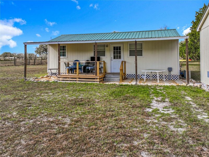 Exterior details and patio area of a home in , Gainesville (Image 35).