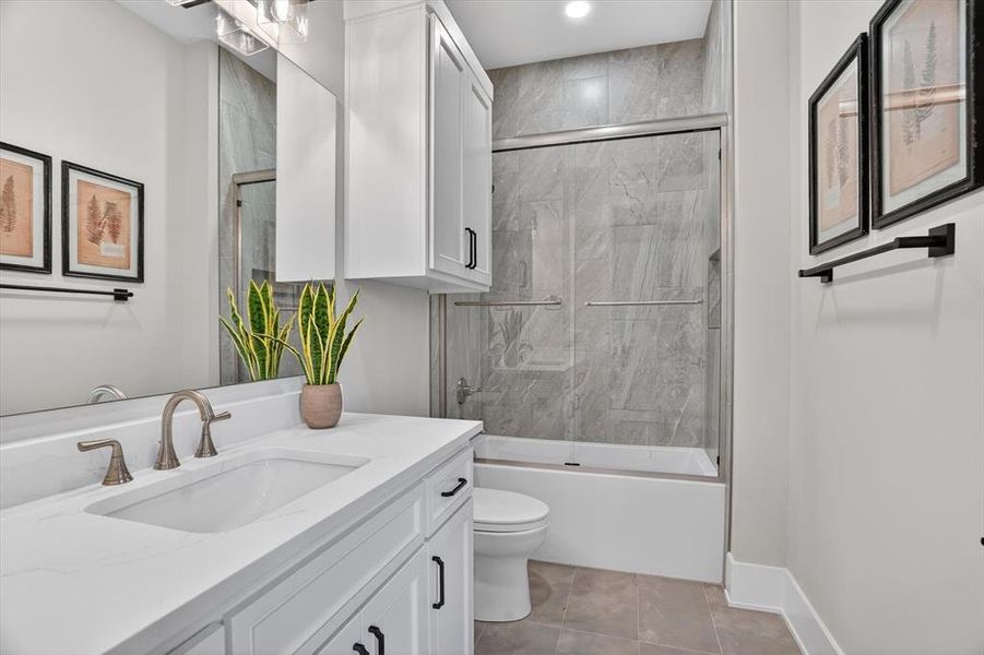 Furnished interior view inside a new home in , Strawn (Image 27).