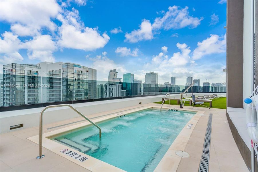 Condo located in Miami, FL showcasing its design and architecture (Image 5).