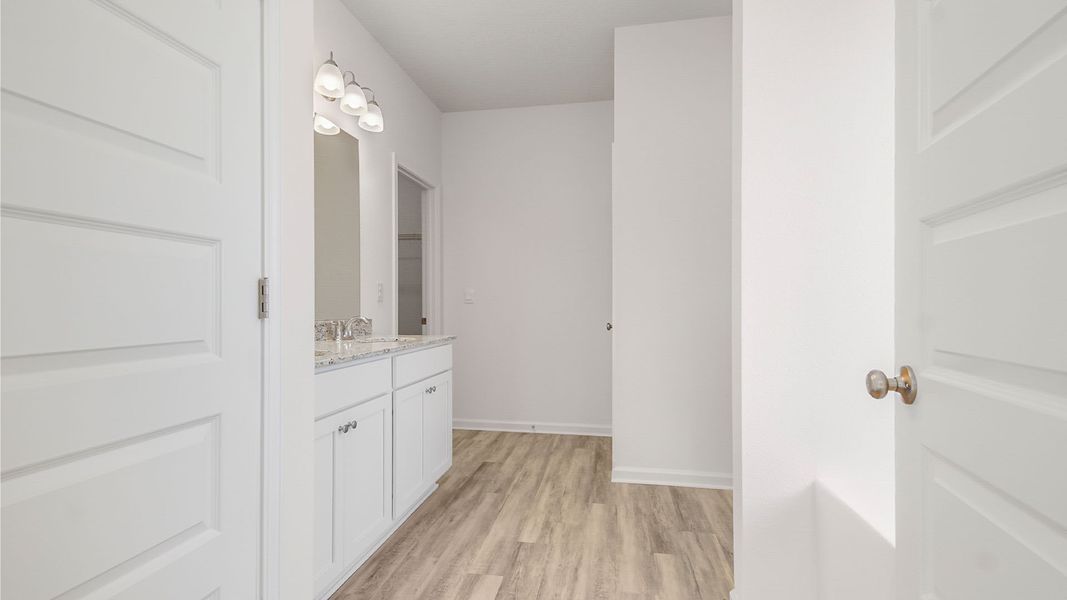 Spacious, unfurnished interior of a new home in Owl's Head East, Freeport (Image 21).