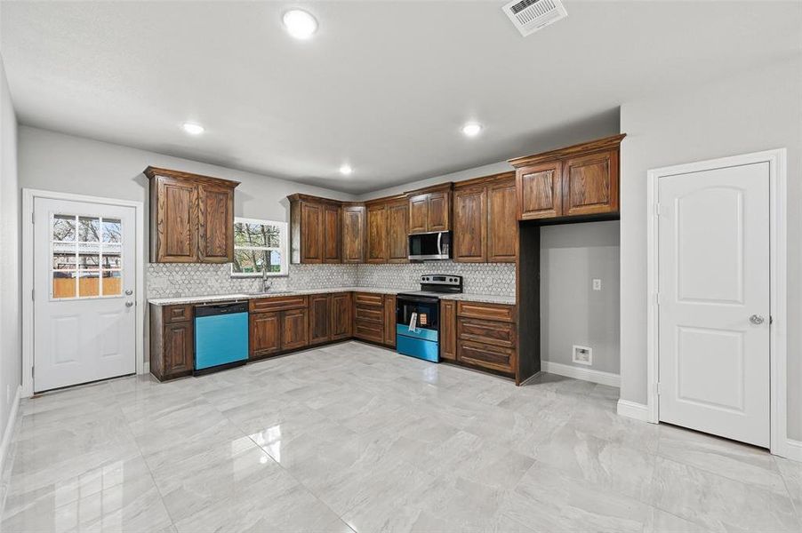 Furnished interior view inside a new home in , Cleburne (Image 7).