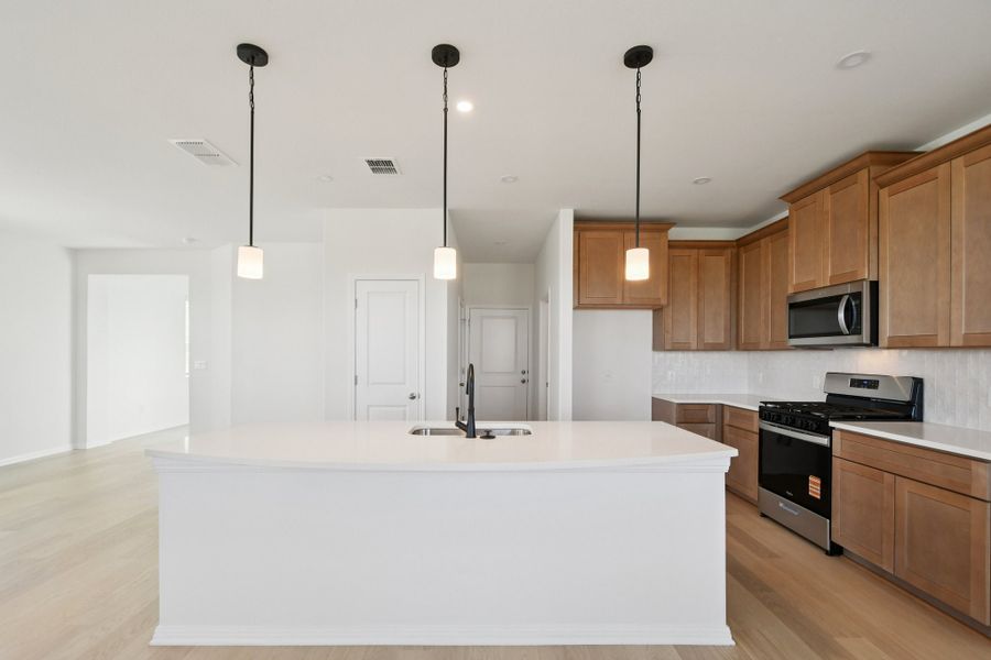 17 web or mls Young St S0704 017