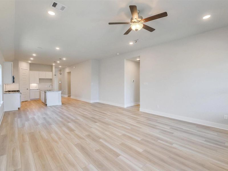 Spacious, unfurnished interior of a new home in Sunterra, Katy (Image 16).