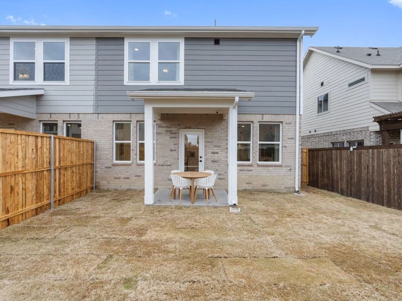 Exterior details and patio area of a home in Lake Park Villas, Wylie (Image 3).