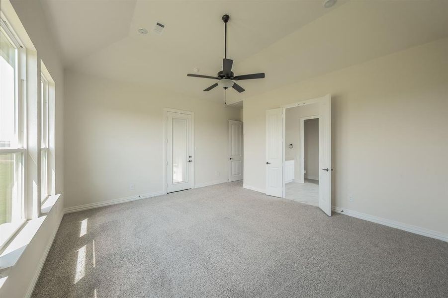 Spacious, unfurnished interior of a new home in Matthews Farms, Venus (Image 22).