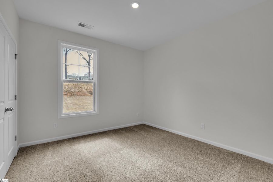 Spacious, unfurnished interior of a new home in Lynbrook, Boiling Springs (Image 16).