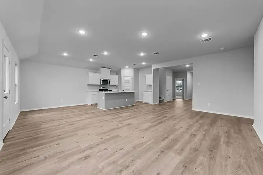 Spacious, unfurnished interior of a new home in Rolling Ridge, Van Alstyne (Image 21).