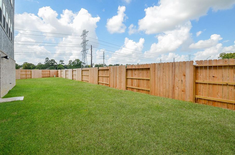 Notice this expansive green backyard. Notice this expansive green backyard.