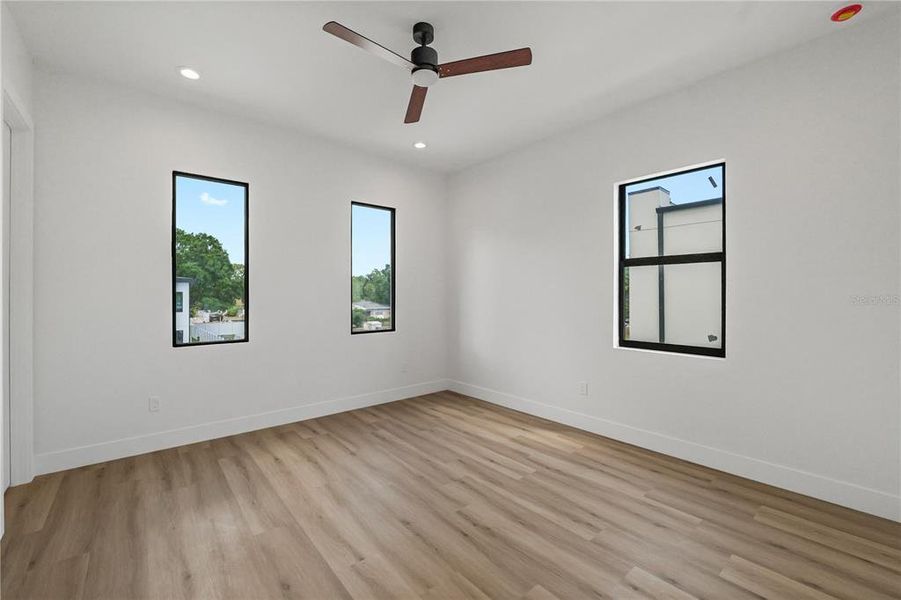 Spacious, unfurnished interior of a new home in , Tampa (Image 32).