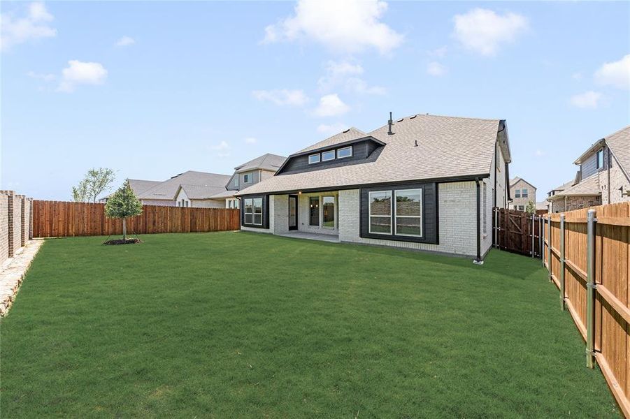 Exterior details and patio area of a home in Chaparral Park, Oak Point (Image 22).