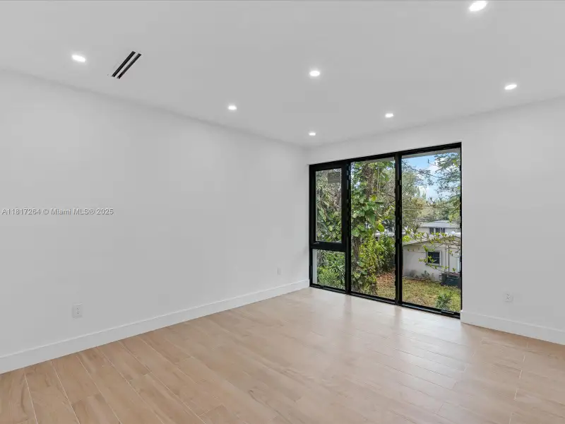 Spacious, unfurnished interior of a new home in , Miami (Image 12).
