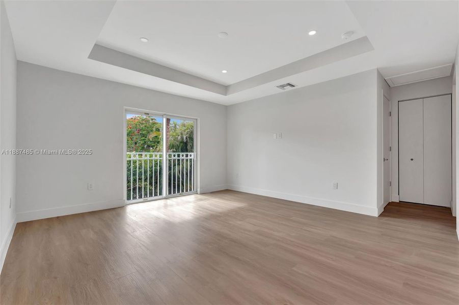 Spacious, unfurnished interior of a new home in , Coral Springs (Image 12).
