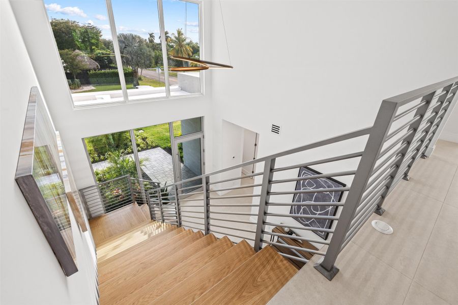 STAIRCASE_LOOKING_DOWN_DT