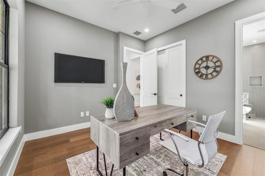 Furnished interior view inside a new home in , Orlando (Image 37).