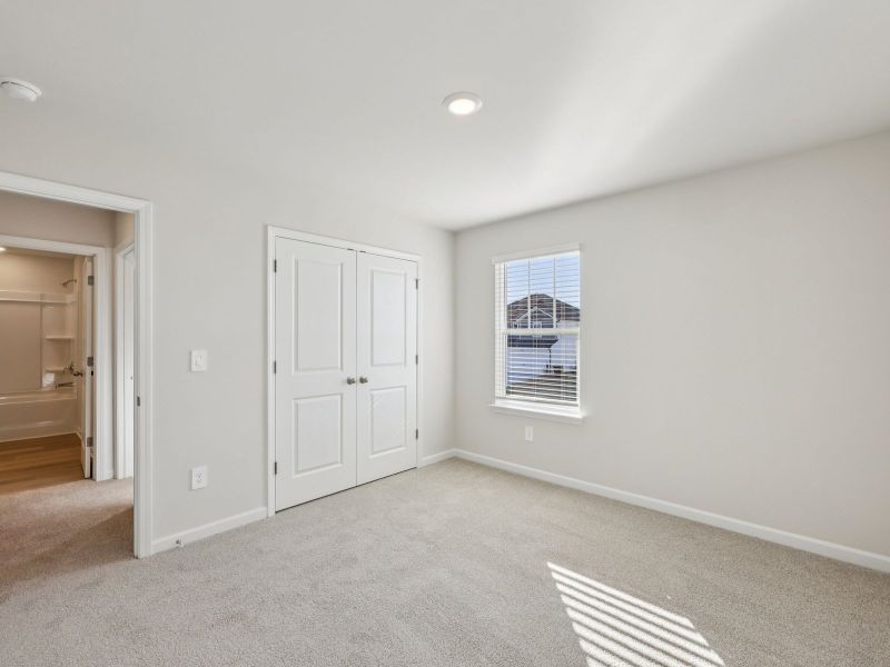 Spacious, unfurnished interior of a new home in Ivey Township, Dallas (Image 17).