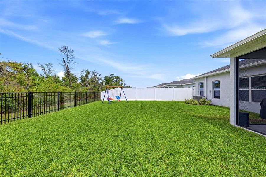 Exterior details and patio area of a home in Hillwood Preserve, Bradenton (Image 21).